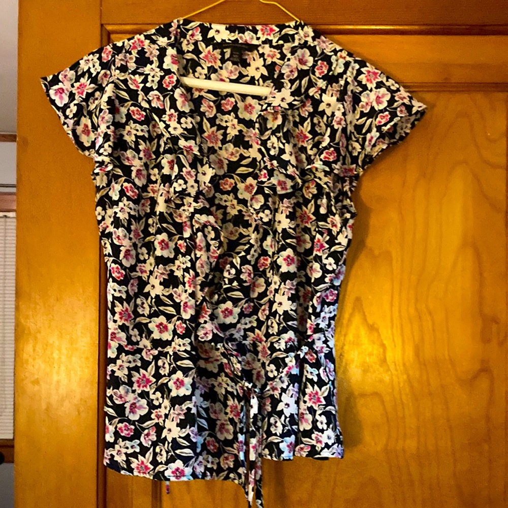 Shirt sleeve blouse. Small tie closure on inside and outside. Great condition